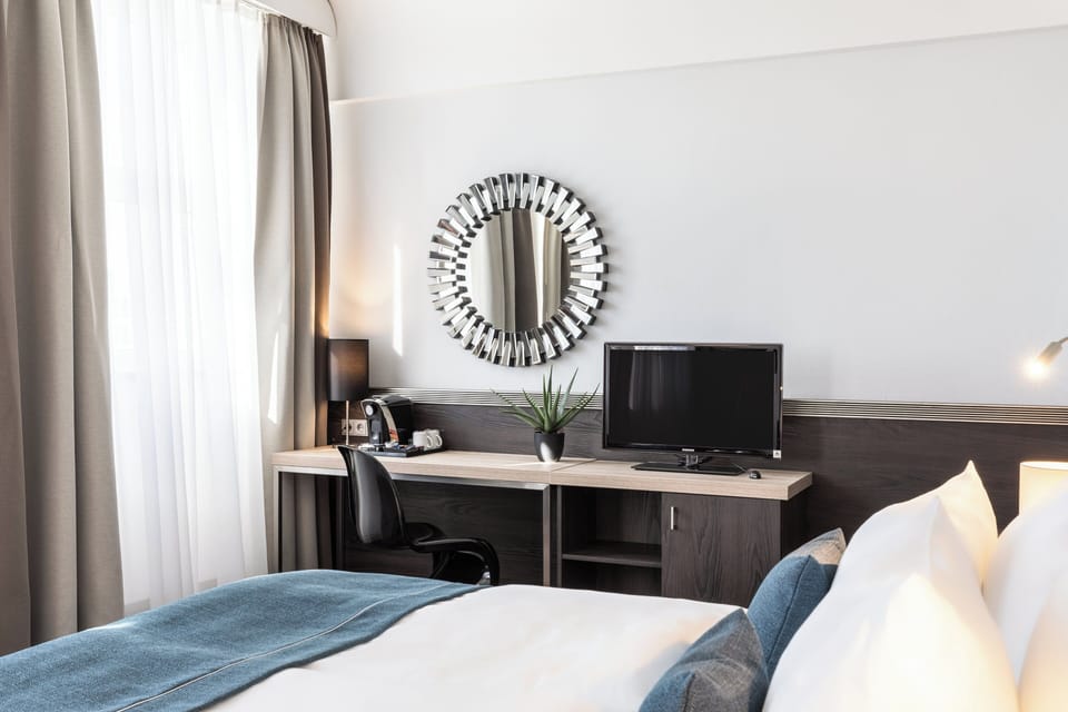 Hypo-allergenic bedding, in-room safe, desk, laptop workspace