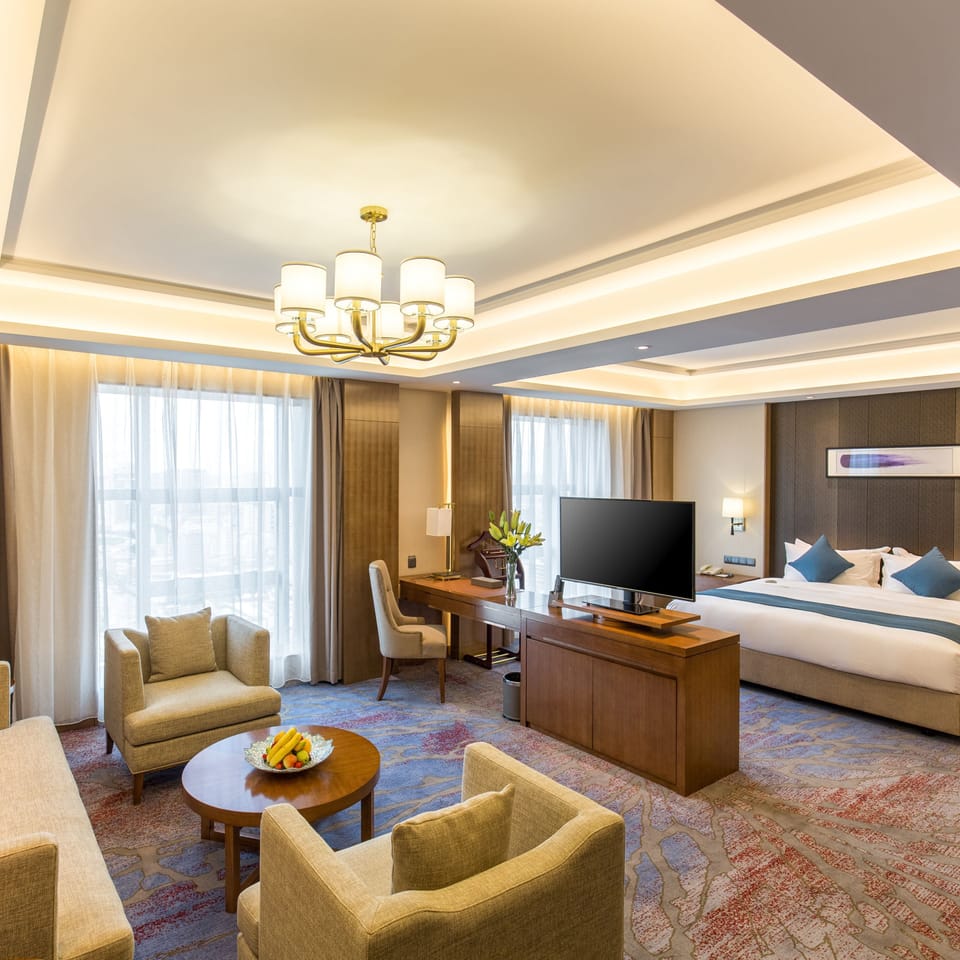 Executive Suite King Room | In-room safe, desk, soundproofing, WiFi (free)