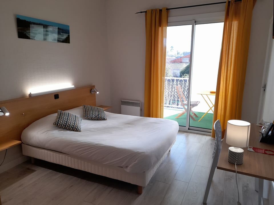 Double Room, Balcony | Desk, soundproofing, iron/ironing board, free WiFi
