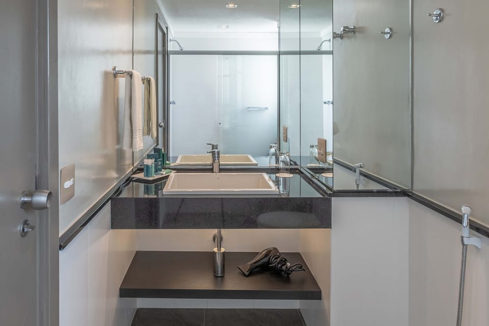 Luxury Twin Room | Bathroom | Shower, rainfall showerhead, free toiletries, hair dryer