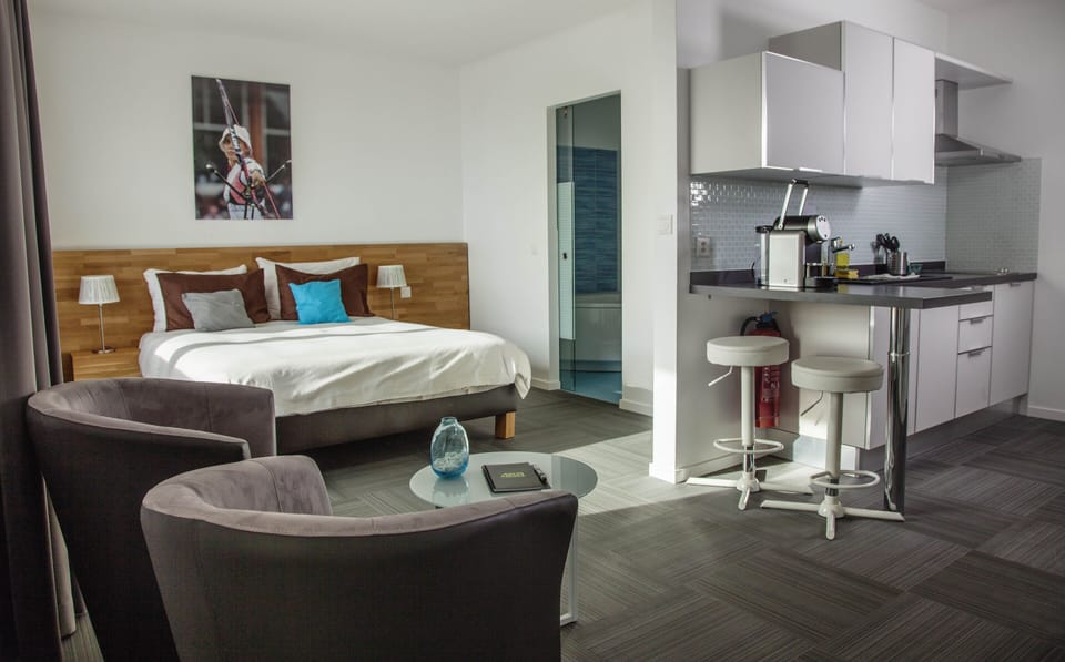 Premium bedding, in-room safe, desk, blackout drapes