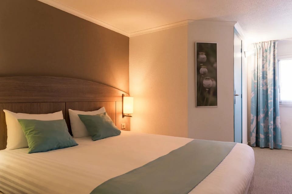 Desk, free cribs/infant beds, free WiFi, bed sheets