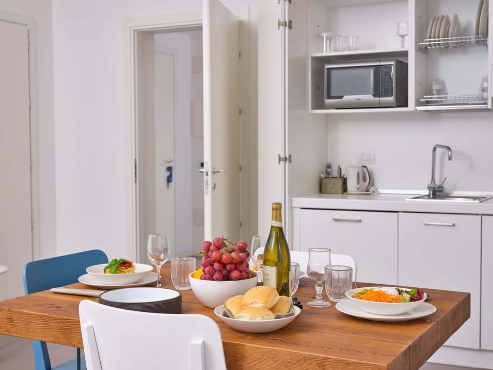 Executive Suite, 1 Bedroom | Private kitchenette | Electric kettle