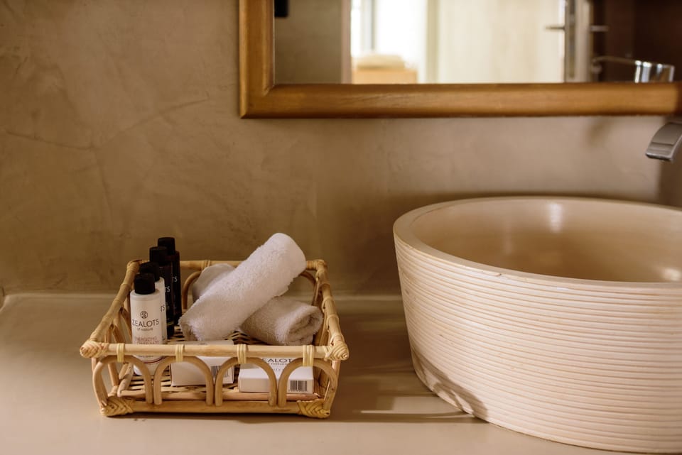 Superior Suite | Bathroom | Shower, rainfall showerhead, free toiletries, hair dryer