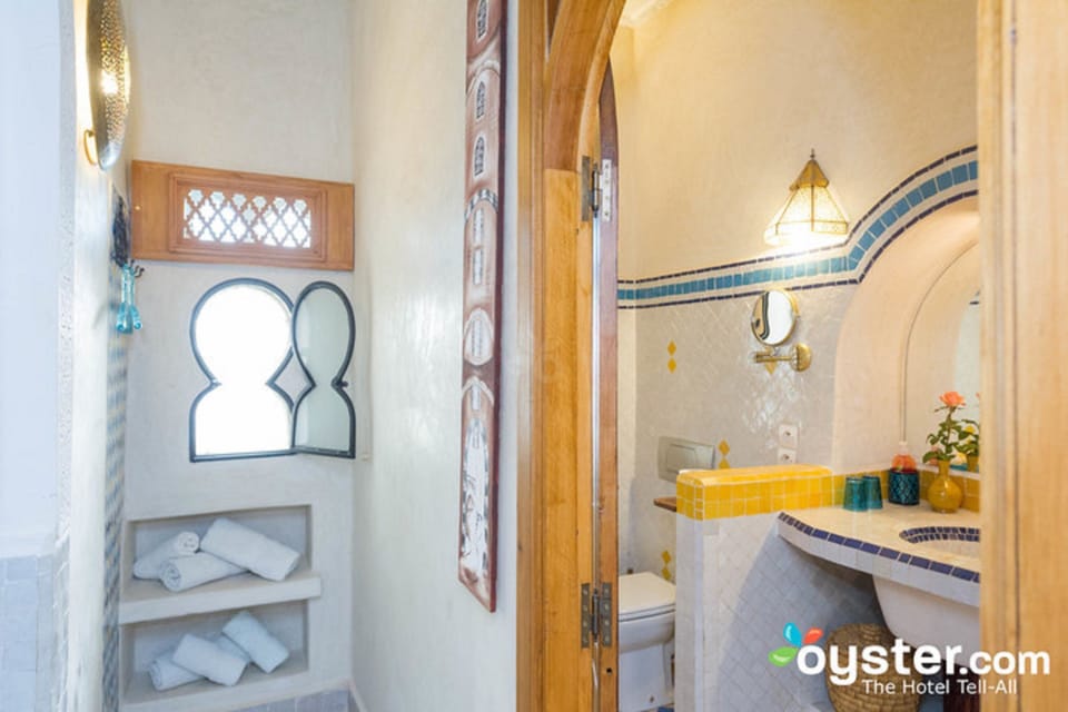 Suite SAKINA | Bathroom | Free toiletries, hair dryer, towels