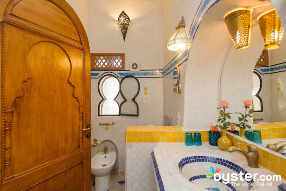 Suite SAKINA | Bathroom | Free toiletries, hair dryer, towels