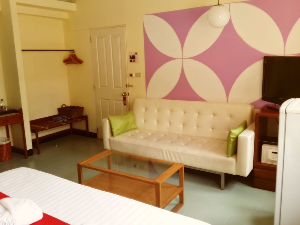 Junior Suite, 1 King Bed | Living area | 32-inch LCD TV with cable channels, TV