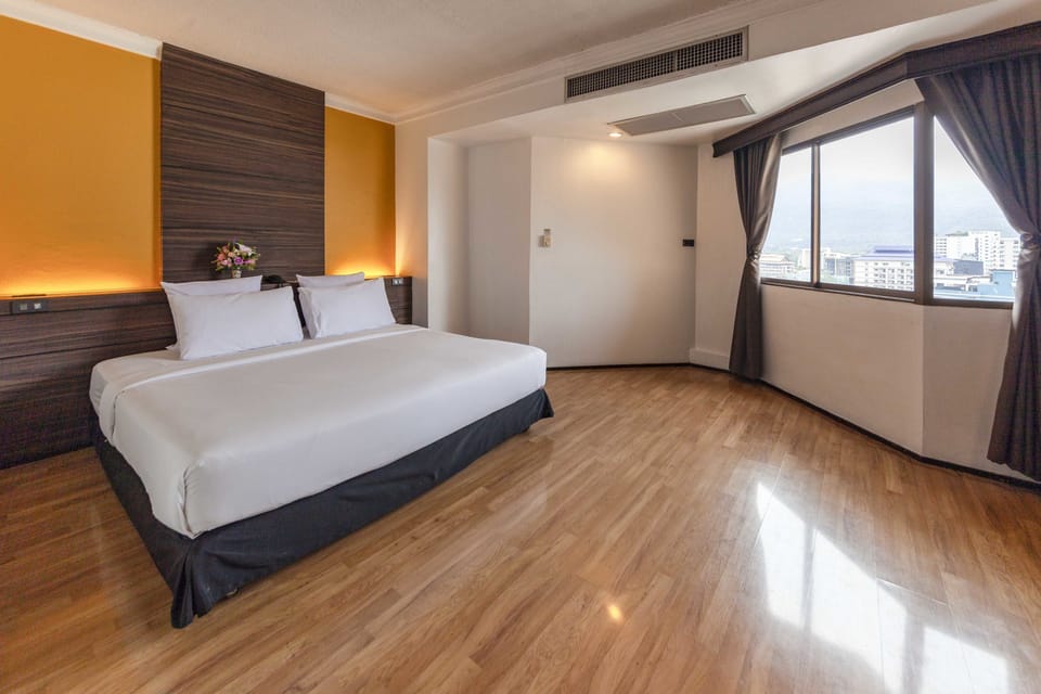 Executive Deluxe, 1 King Bed | In-room safe, free WiFi, bed sheets