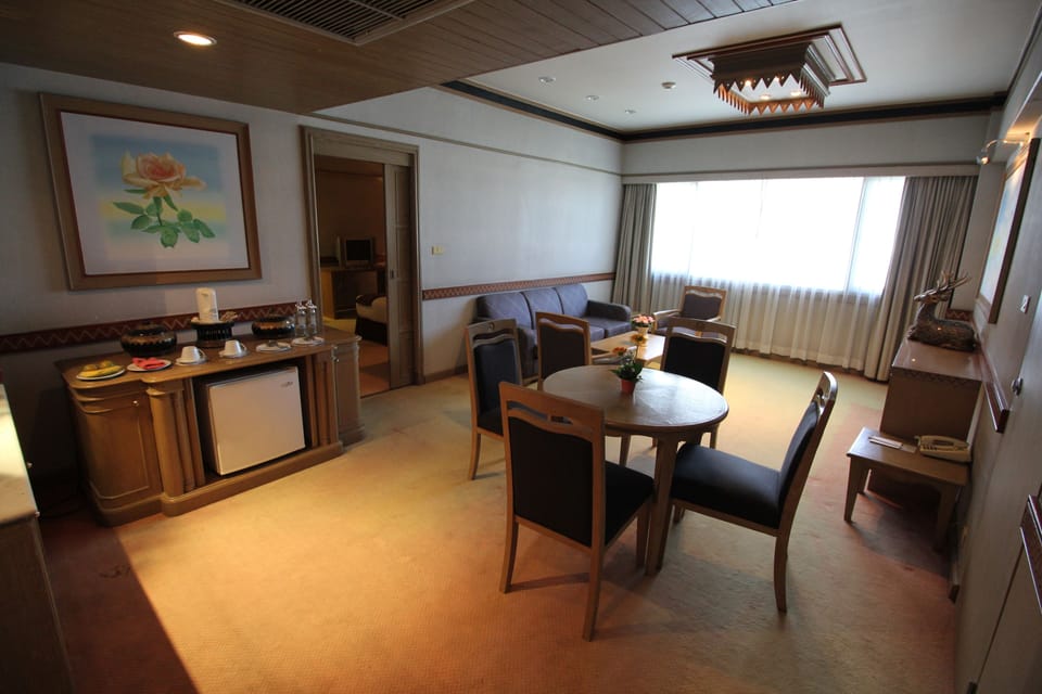 Junior Suite | Living area | 32-inch LCD TV with cable channels