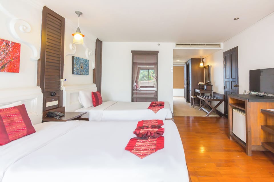 Boutique  | Premium bedding, desk, blackout drapes, free WiFi