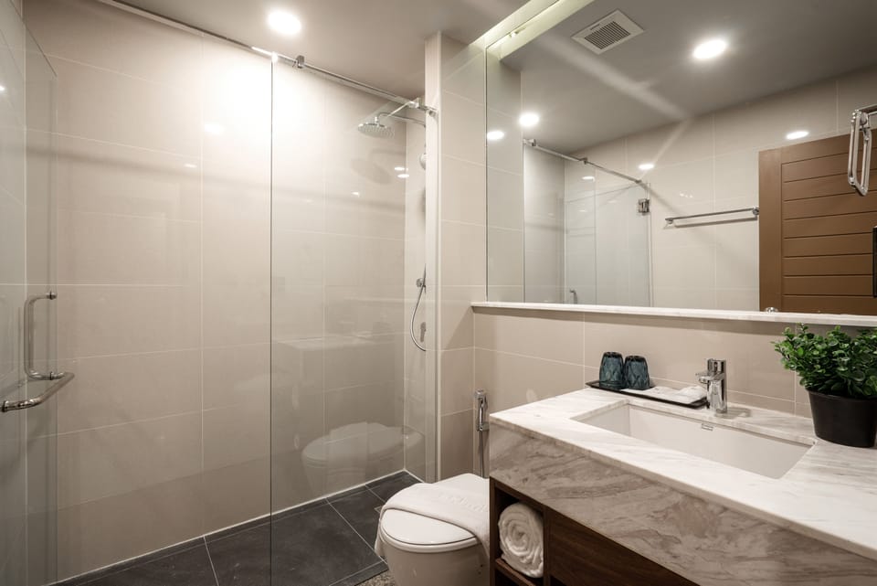 Shower, rainfall showerhead, free toiletries, hair dryer