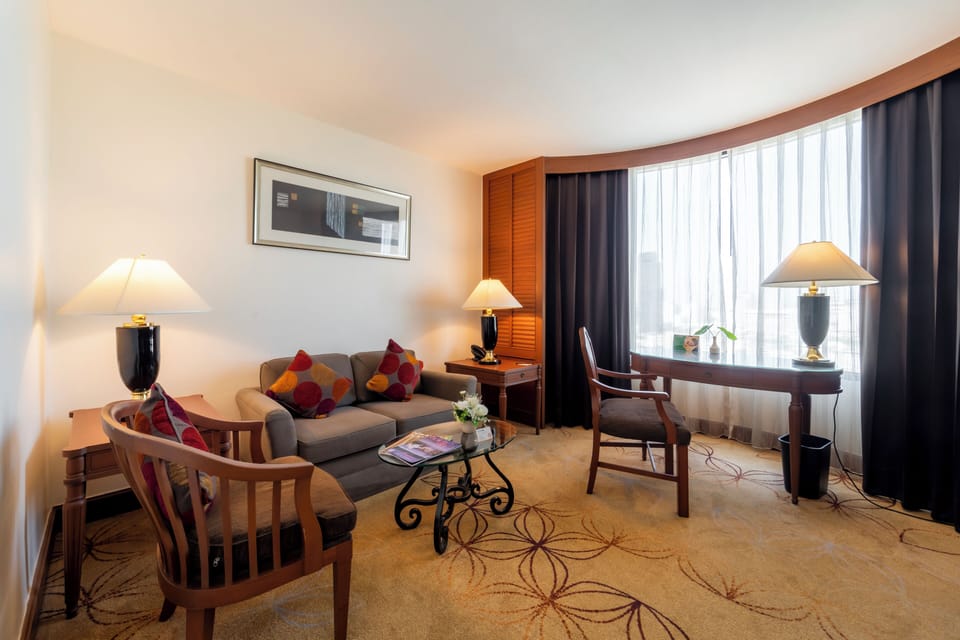 Junior Suite | Minibar, in-room safe, desk, blackout drapes