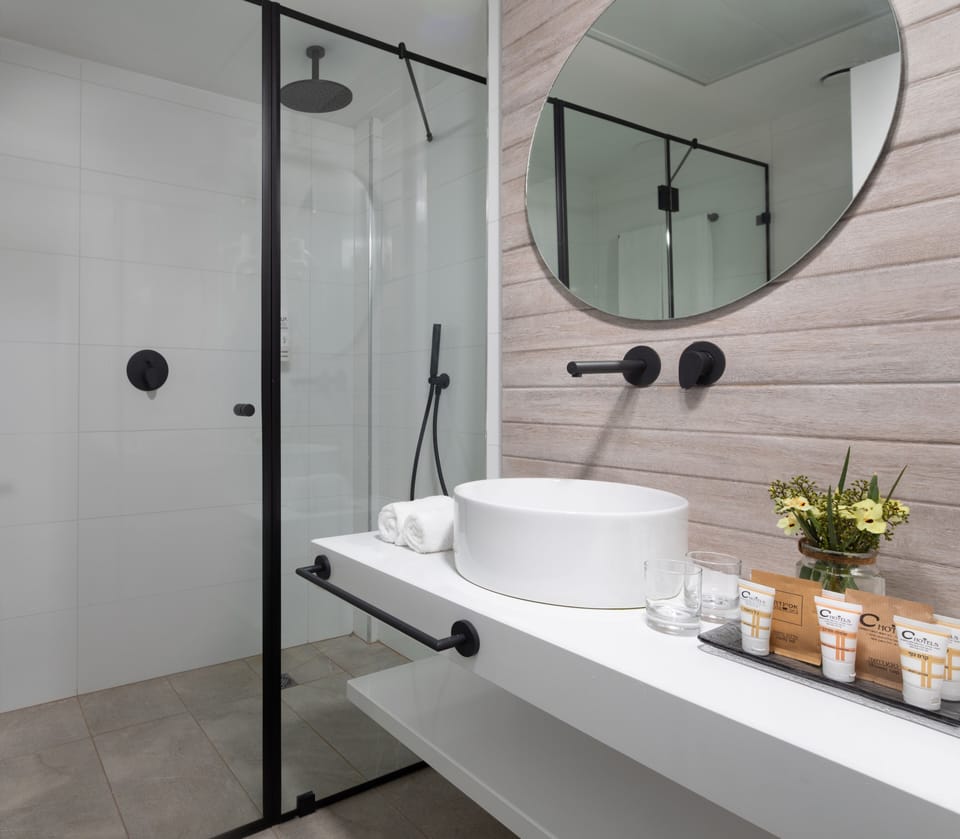 Balcony Room | Bathroom | Shower, free toiletries, hair dryer, towels