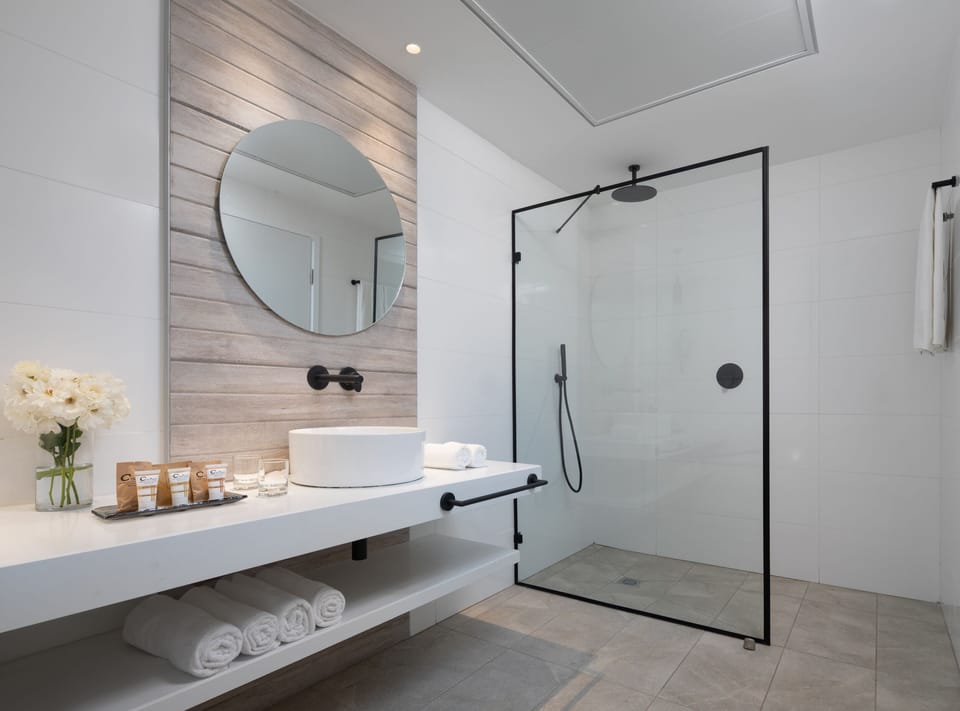 Family Garden | Bathroom | Shower, free toiletries, hair dryer, towels