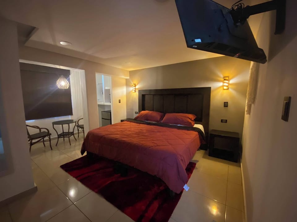 Business Room, 1 King Bed | Iron/ironing board, free WiFi, bed sheets
