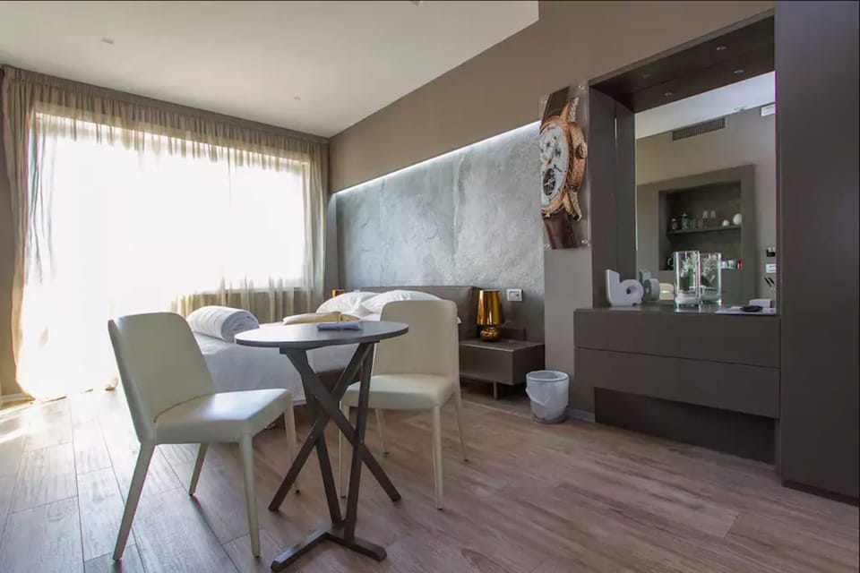 Double Room (Vacheron) | Living area | 40-inch LED TV with cable channels, TV