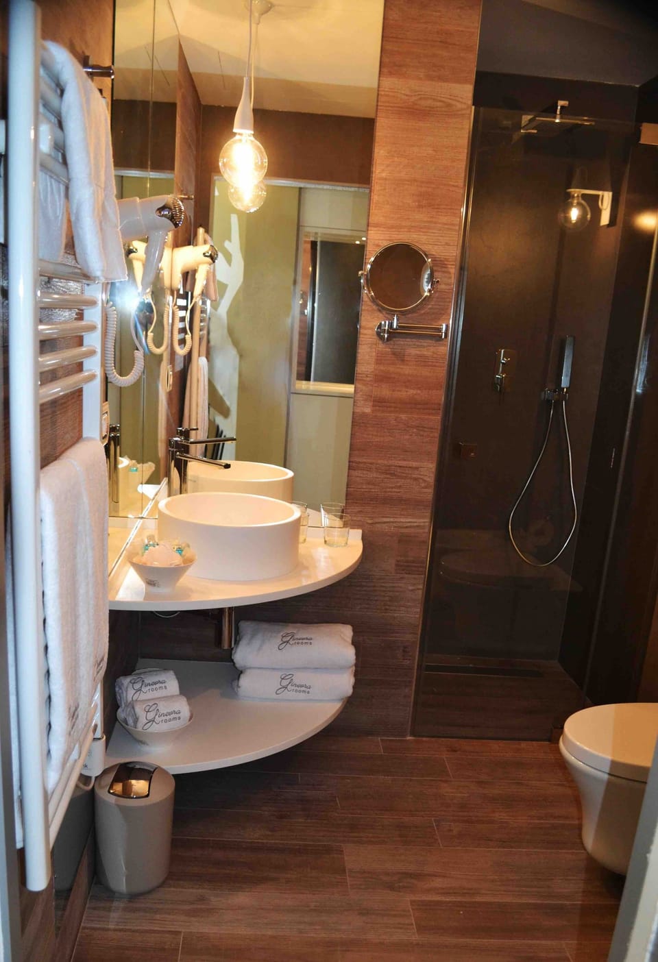 Triple Room (Cartier) | Bathroom | Shower, free toiletries, hair dryer, slippers