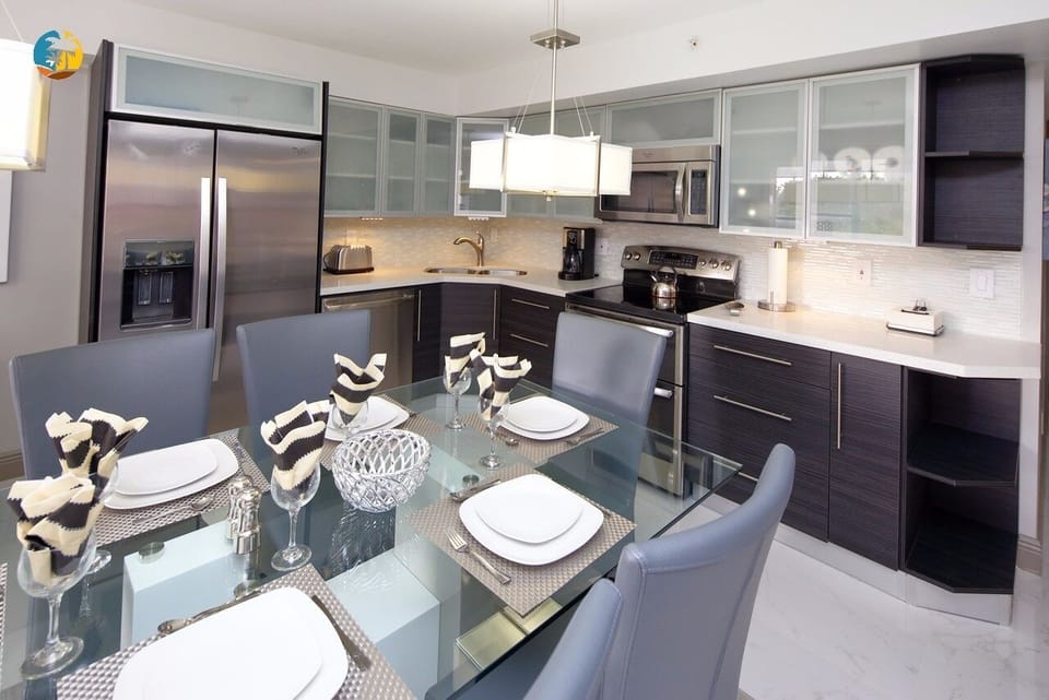 Comfort Apartment, 3 Bedrooms (519) | Private kitchen | Full-size fridge, microwave, stovetop, coffee/tea maker