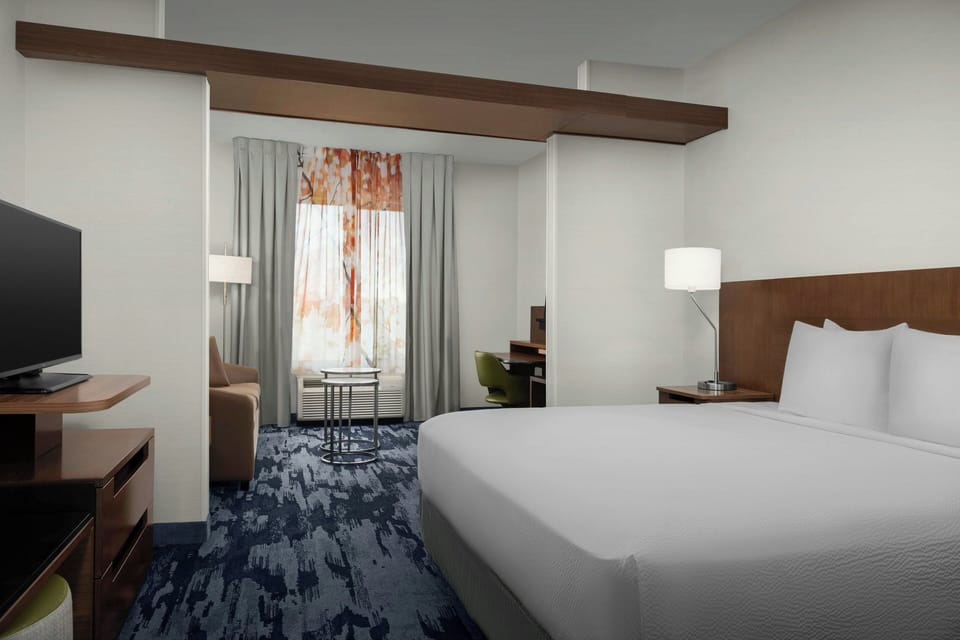 Studio, 1 King Bed with Sofa bed, Hearing Accessible (Roll-in Shower) | Desk, laptop workspace, iron/ironing board, free WiFi