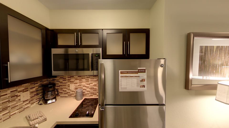 Full-size fridge, microwave, stovetop, dishwasher