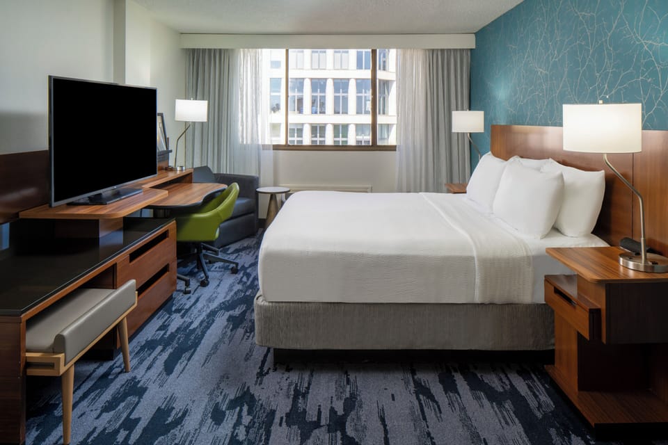 Suite, 1 Bedroom, Hearing Accessible (High Floor, Roll-in Shower) | In-room safe, individually furnished, desk, laptop workspace