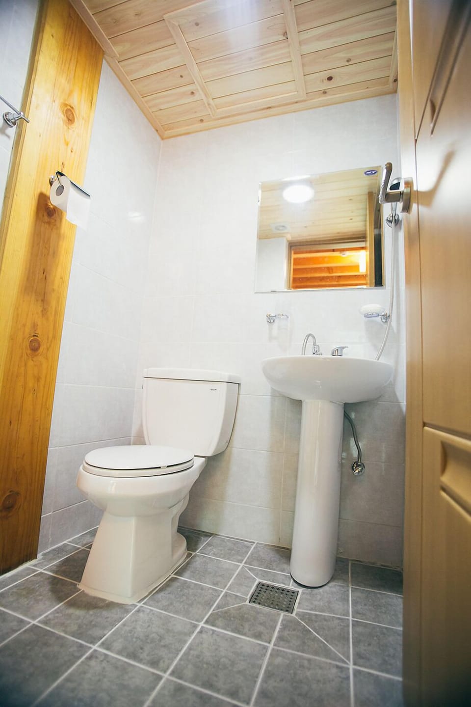 Traditional Room (Ondol) | Bathroom | Shower, hair dryer, slippers, towels