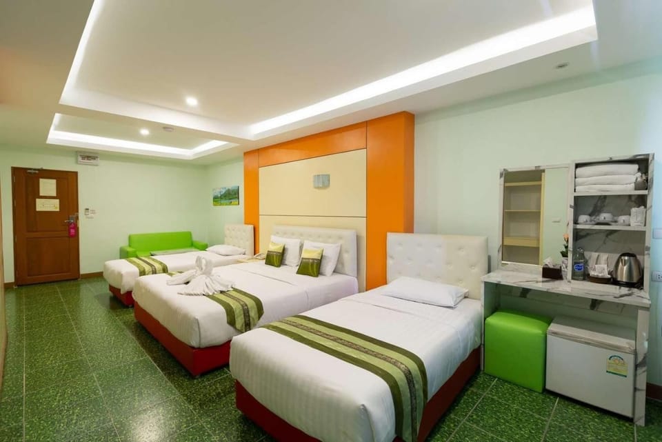 Standard Family Room | Desk, free WiFi