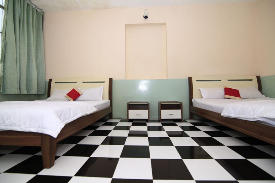 Standard Room (4 guests) | Desk, soundproofing, free WiFi, bed sheets