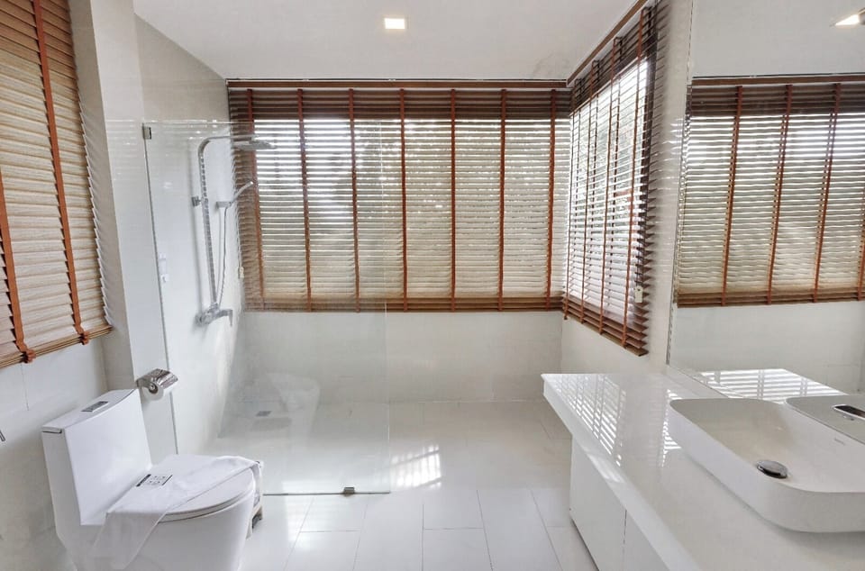 Royal Suite | Minibar, in-room safe, desk, blackout drapes