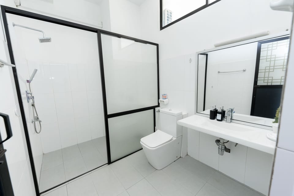 Shower, free toiletries, hair dryer, bidet