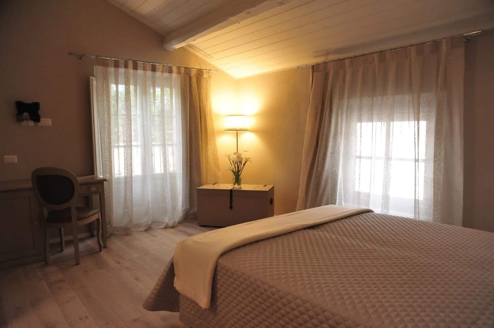 Deluxe Double Room | Minibar, individually decorated, individually furnished, desk