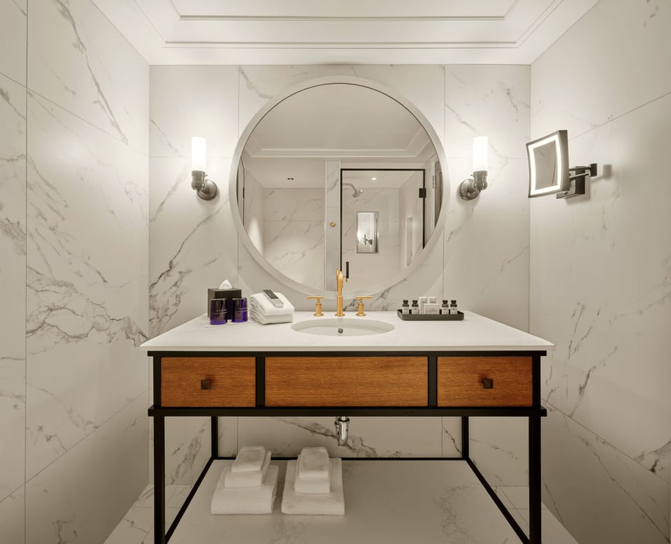Suite (Deans) | Bathroom | Deep soaking tub, designer toiletries, hair dryer, bathrobes