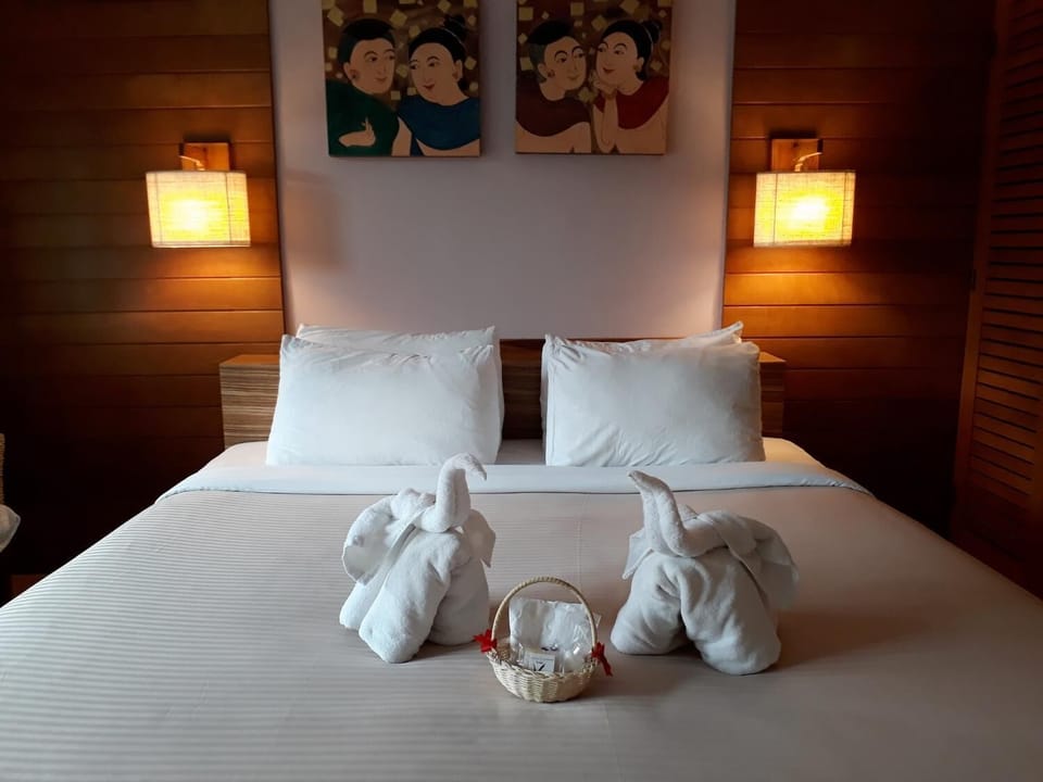 Minibar, in-room safe, desk, free WiFi
