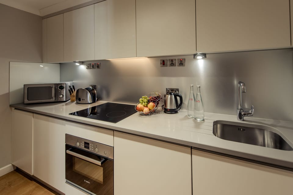Standard Apartment, 1 Double Bed | Private kitchen | Fridge, microwave, oven, stovetop