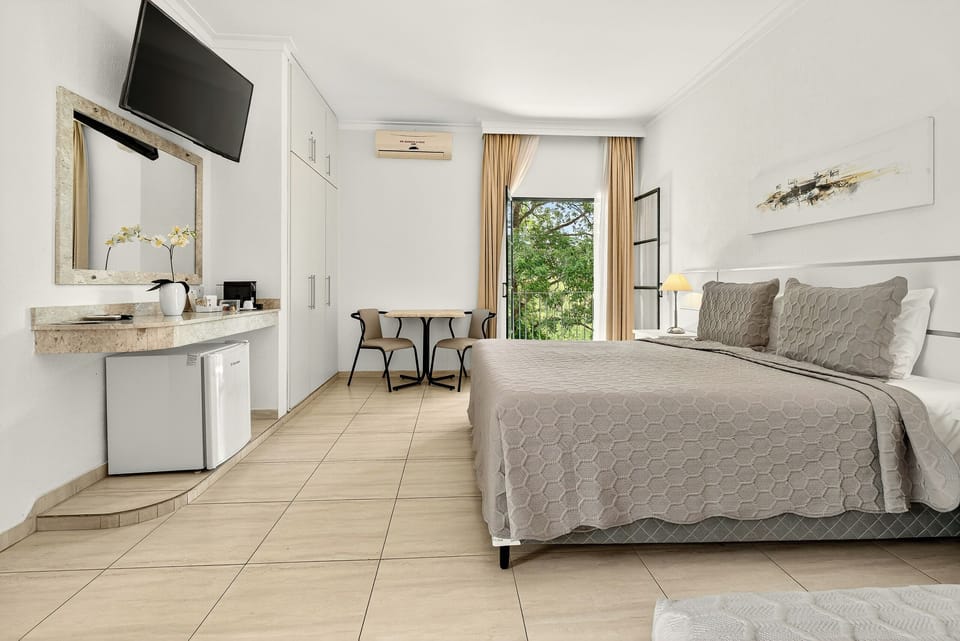 Luxury Room | In-room safe, blackout drapes, free WiFi, bed sheets