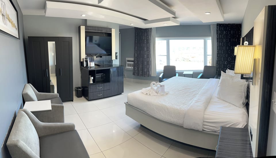 Luxury Double Room, 1 King Bed, Marina View, Corner | Blackout drapes, soundproofing, iron/ironing board, free WiFi