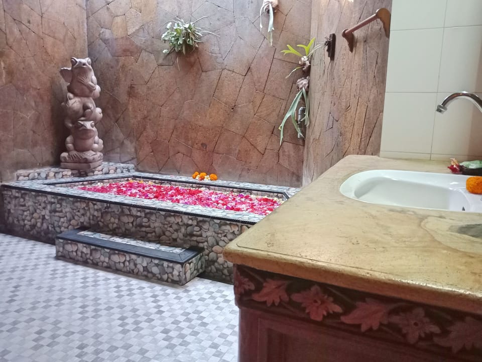 Garden View Bungalow | Desk, iron/ironing board, free WiFi, bed sheets