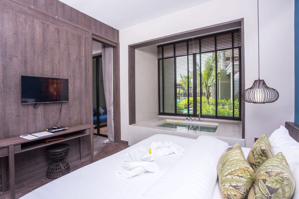 Deluxe Suite Pool Access/ Jacuzzi Room  | In-room safe, desk, blackout drapes, free WiFi