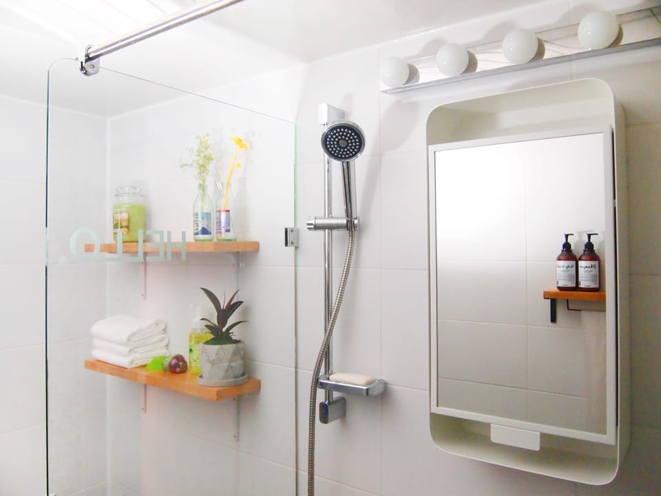 Family Twin Room | Bathroom | Shower, free toiletries, hair dryer, towels