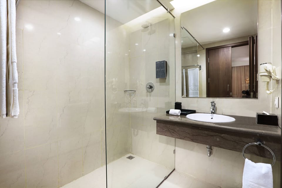 Shower, rainfall showerhead, free toiletries, hair dryer