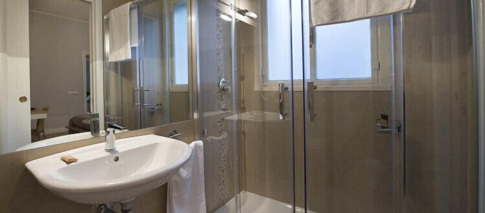 Double or Twin Room | Bathroom | Free toiletries, hair dryer, bidet, towels