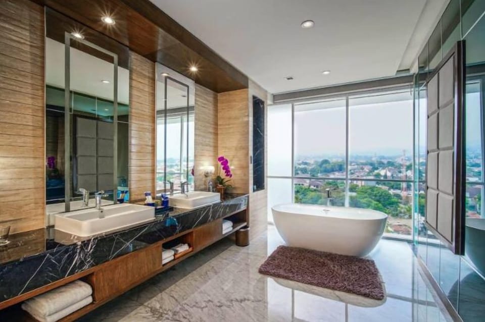 Presidential Suite | Bathroom | Shower, free toiletries, hair dryer, slippers