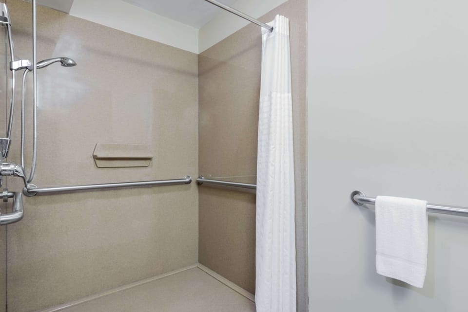 Bathtub, towels