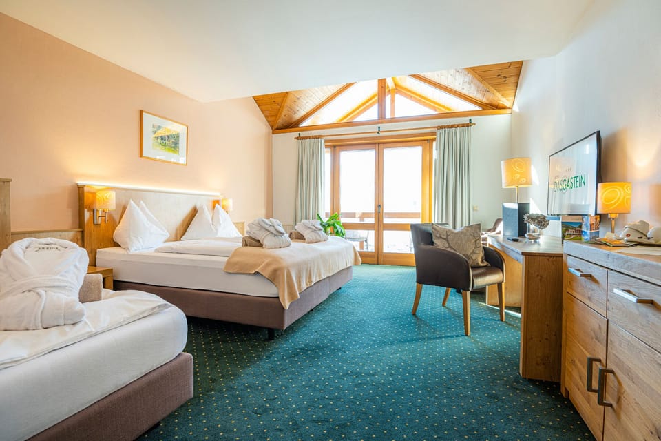 Comfort Triple Room | Hypo-allergenic bedding, in-room safe, desk, blackout drapes