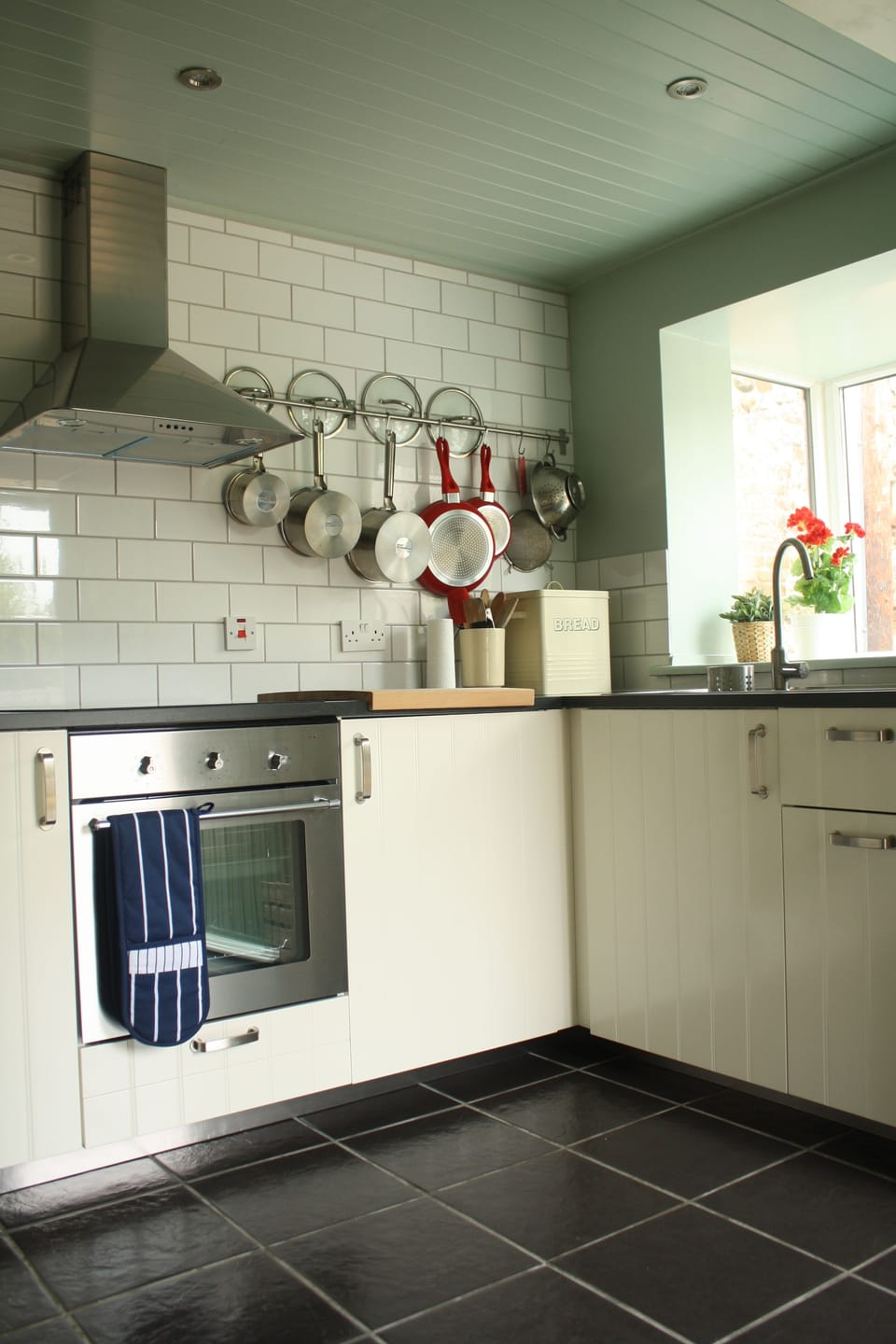 Private kitchen | Fridge, microwave, oven, stovetop