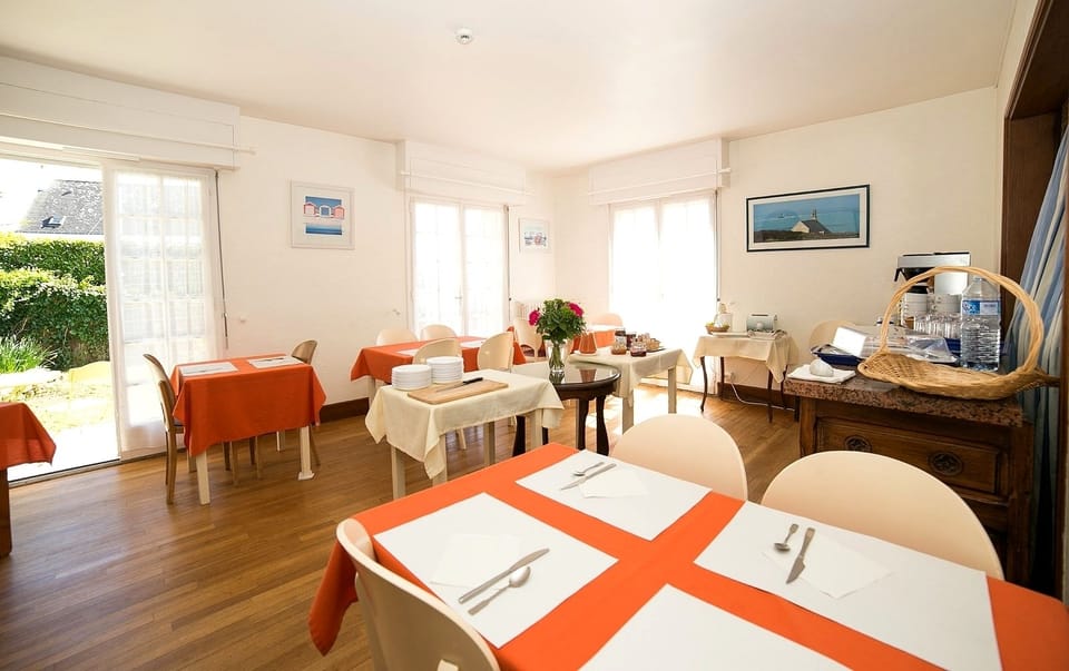 Daily continental breakfast (EUR 10.50 per person)