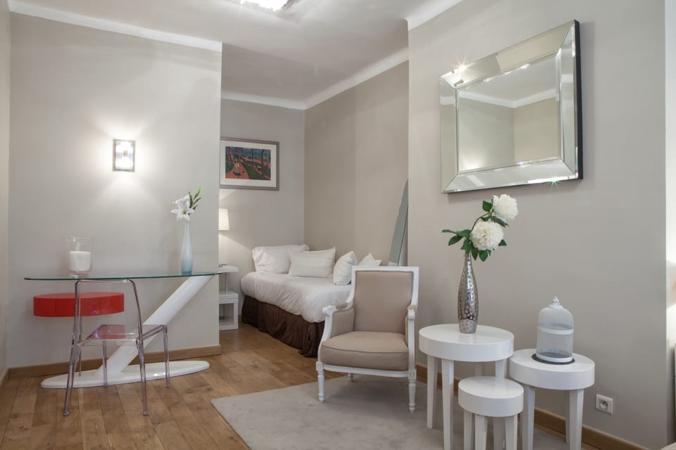 Suite Provençale | Premium bedding, pillowtop beds, minibar, in-room safe