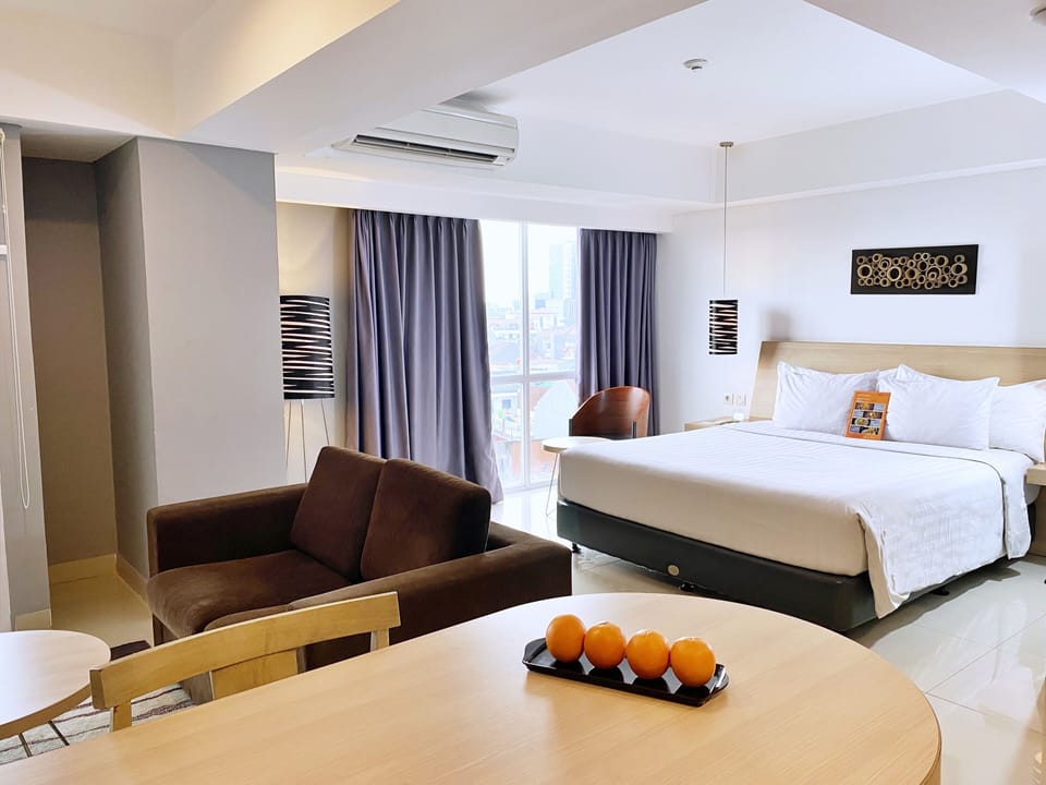 Junior Double Room, 1 Queen Bed | Minibar, in-room safe, desk, soundproofing