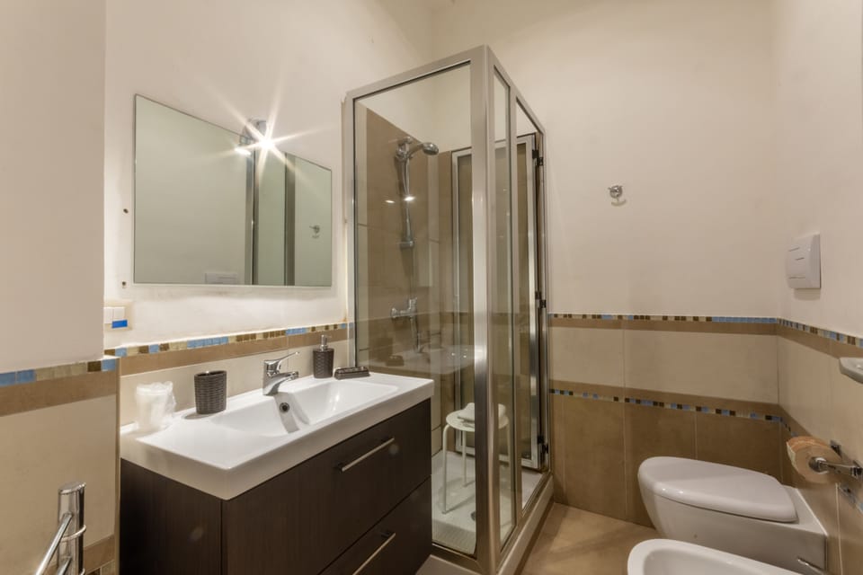 Single Room | Bathroom | Shower, free toiletries, hair dryer, slippers
