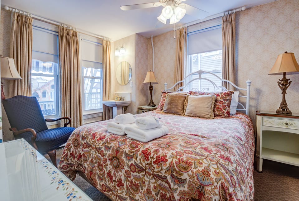 Queen Room | Iron/ironing board, free WiFi, bed sheets